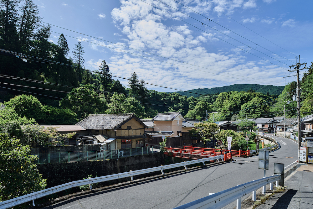 初瀬の町並みと赤い連歌橋